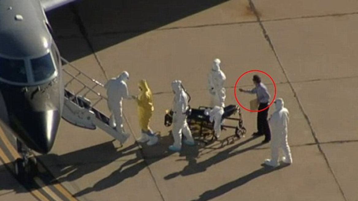 Βίντεο: Άνδρας χωρίς στολή φροντίζει τη Αμερικανίδα νοσηλεύτρια με τον Έμπολα!